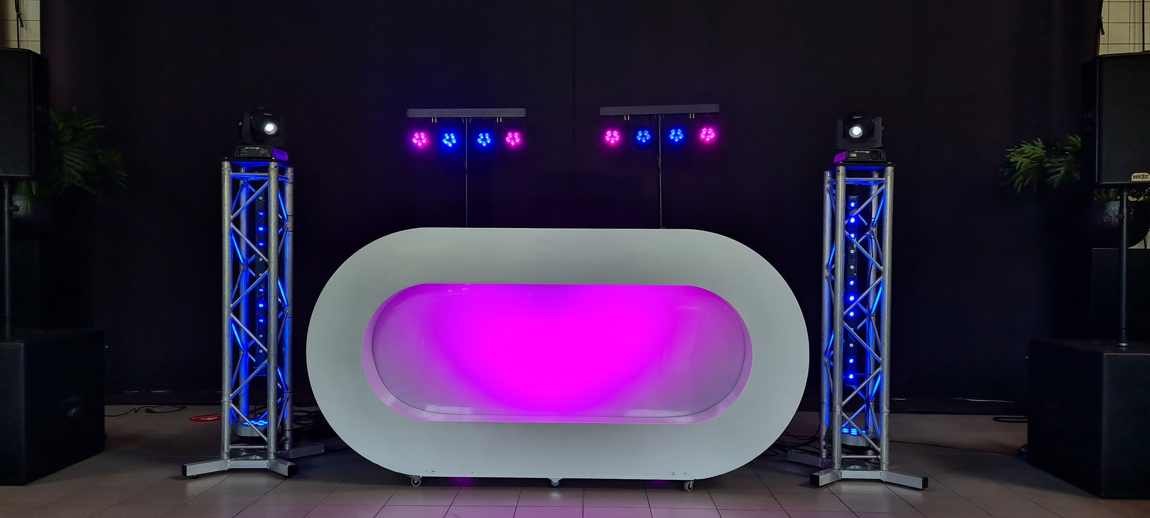 Medium Drive-in Show White